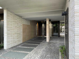 16/16 エントランス