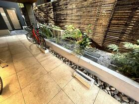 16/16 エントランス