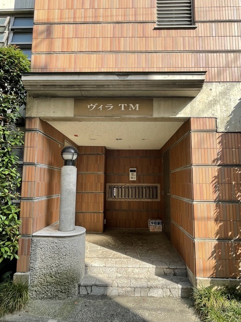 25/27 エントランス