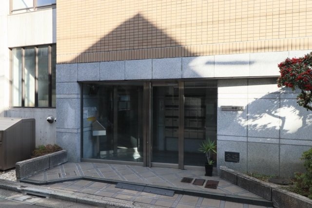 18/27 エントランス