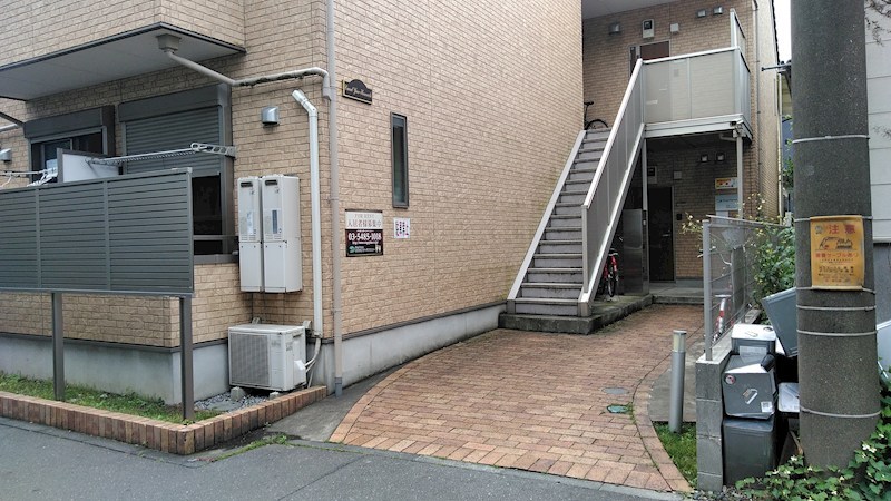 16/16 エントランス