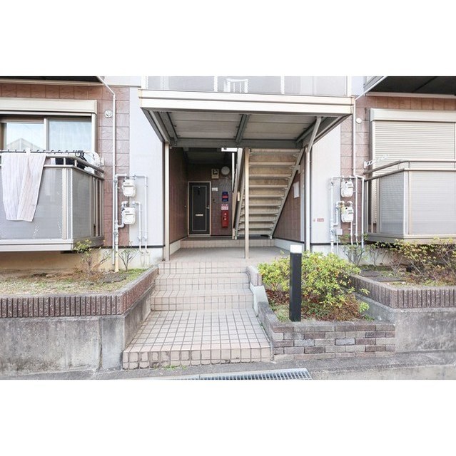 26/27 エントランス