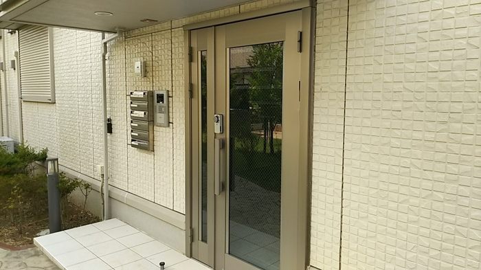 16/23 エントランス