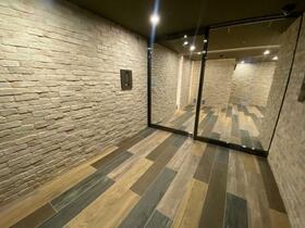 16/23 エントランス