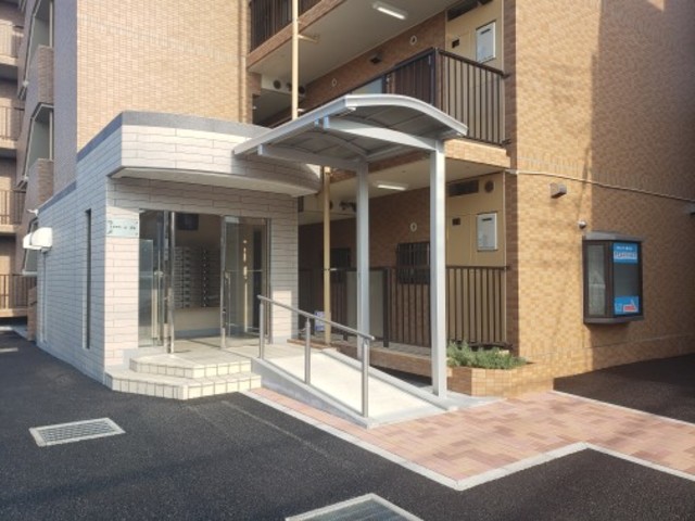 18/19 エントランス