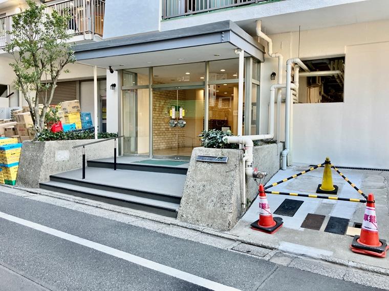 16/16 エントランス