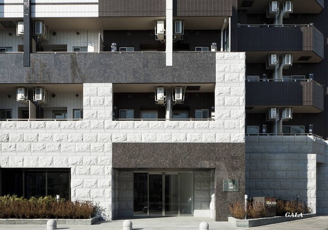 27/30 エントランス