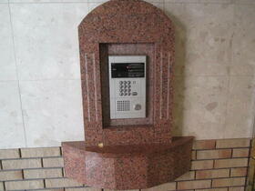 16/16 エントランス