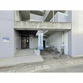 16/16 エントランス