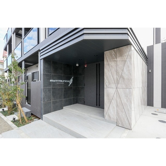 16/23 エントランス