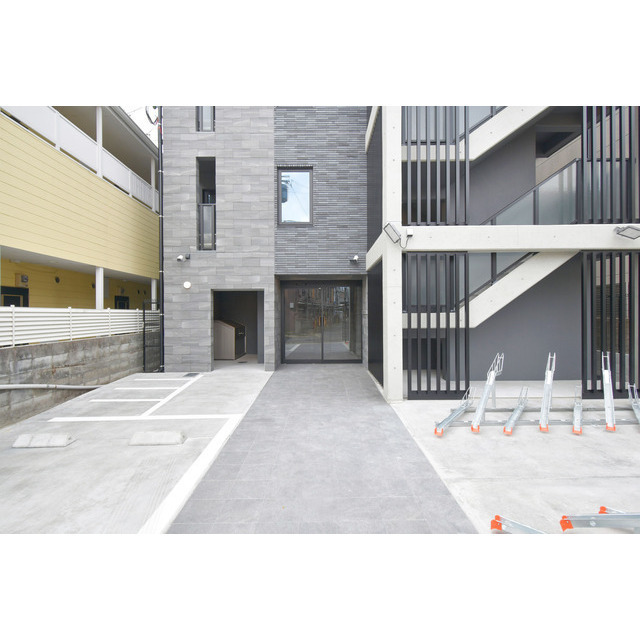 26/27 エントランス