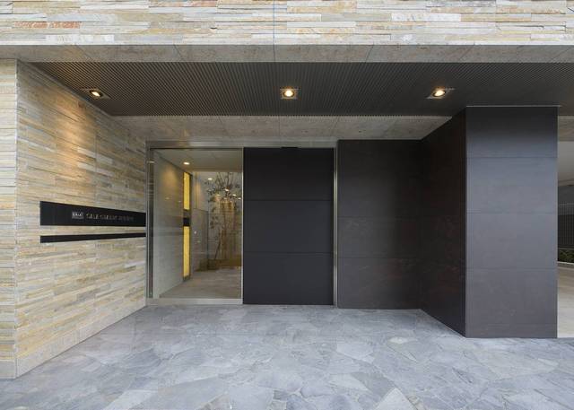 25/27 エントランス