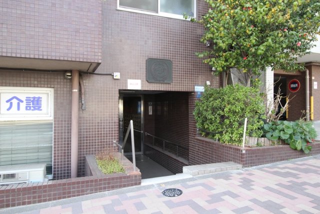 23/30 エントランス