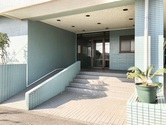 23/25 エントランス