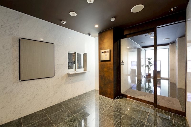 23/25 エントランス