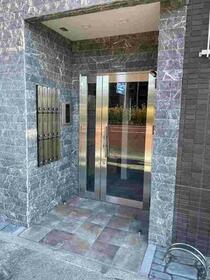 16/16 エントランス