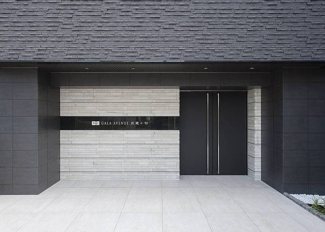 27/29 エントランス