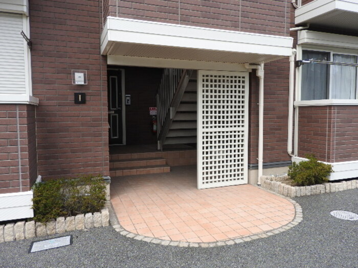 23/27 エントランス