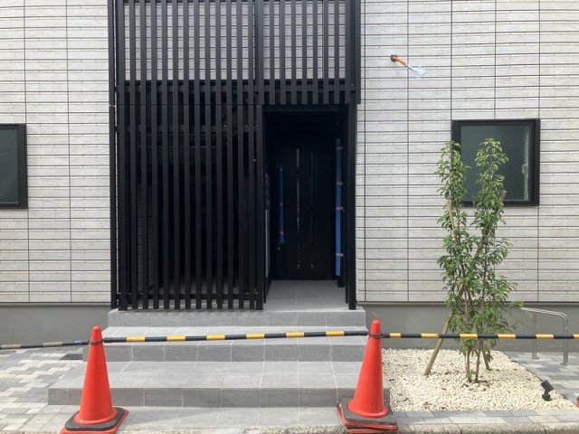 21/22 エントランス