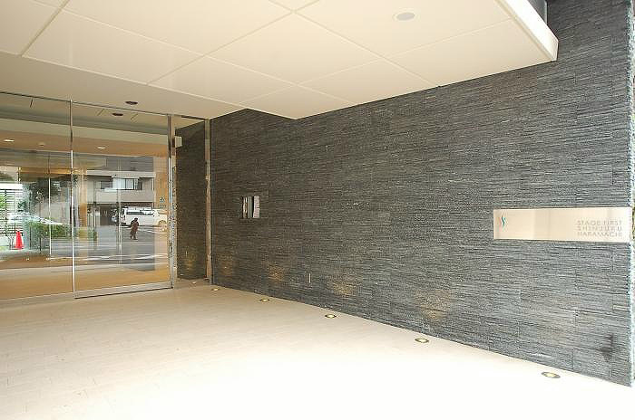 16/19 エントランス