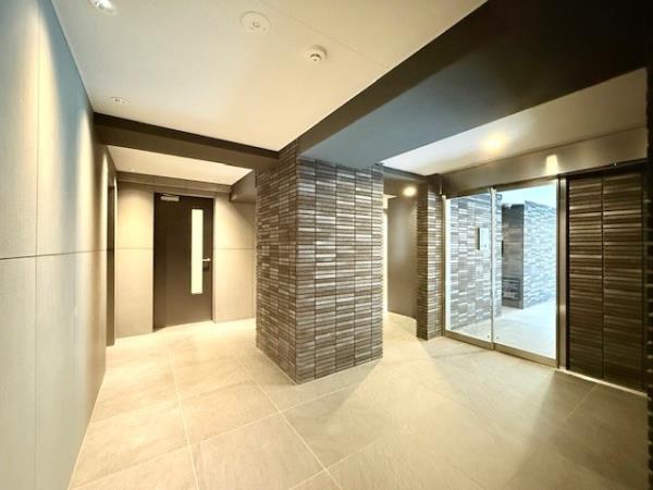 26/27 エントランス