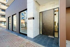 16/23 エントランス