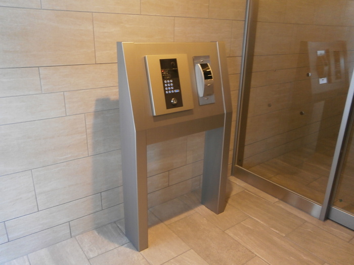 19/30 エントランス