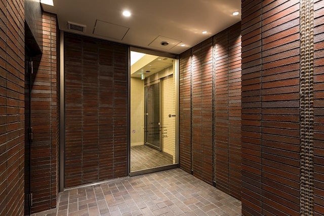 24/25 エントランス