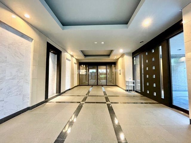 23/25 エントランス