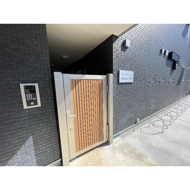 23/23 エントランス