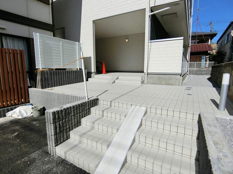 24/25 エントランス