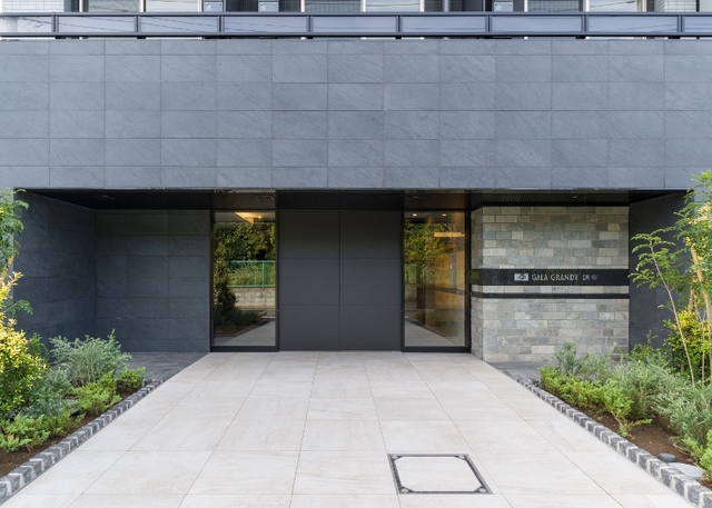 24/28 エントランス