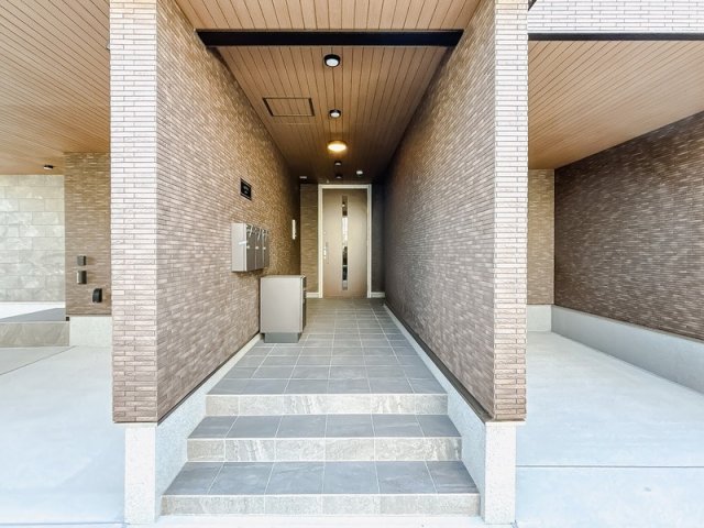 25/26 エントランス