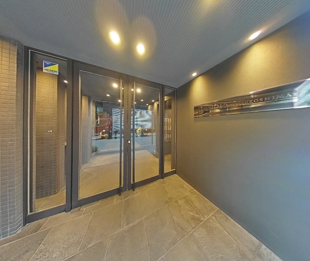 16/17 エントランス