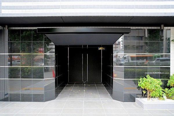 16/23 エントランス