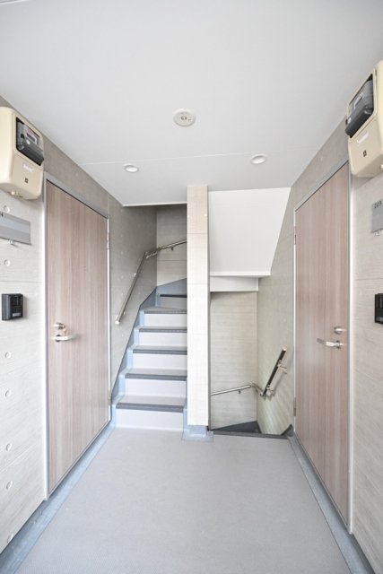 24/25 エントランス