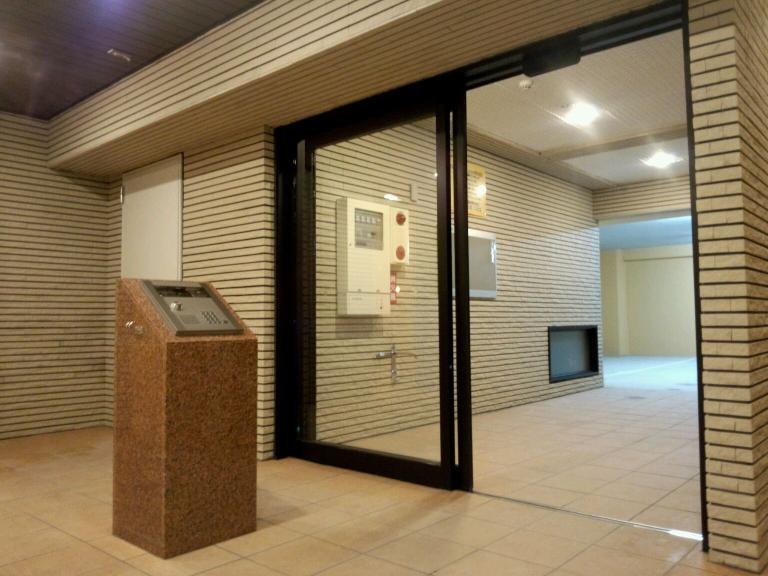 16/21 エントランス