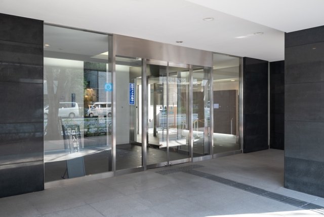 16/23 エントランス