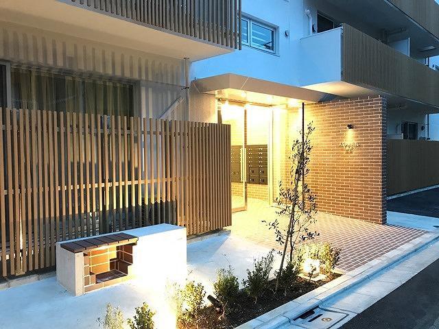 20/21 エントランス