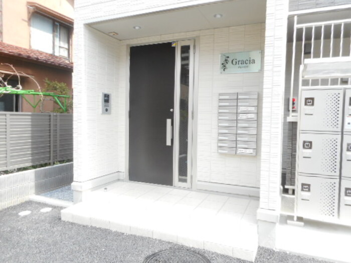 16/17 エントランス