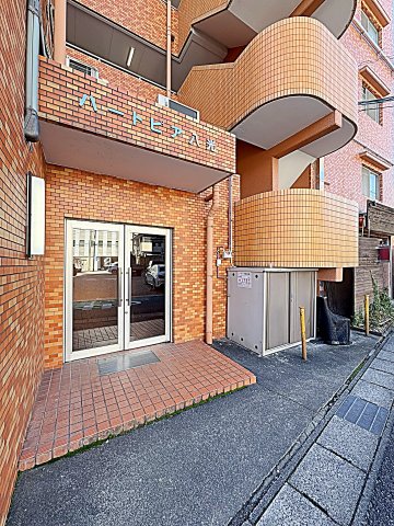 25/26 エントランス