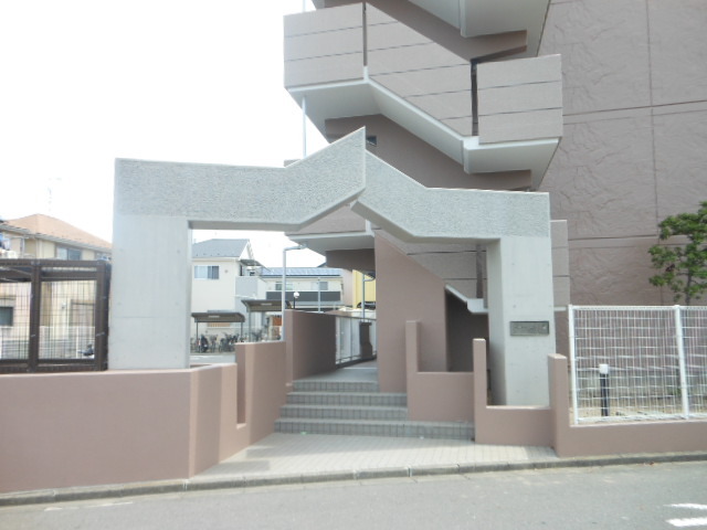 23/27 エントランス