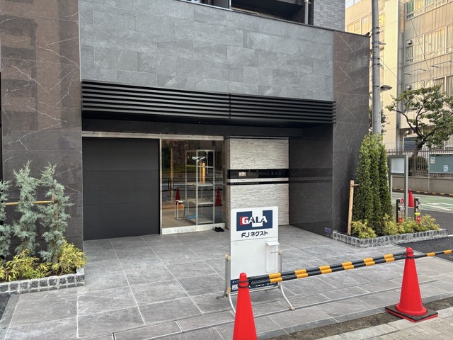 28/28 エントランス