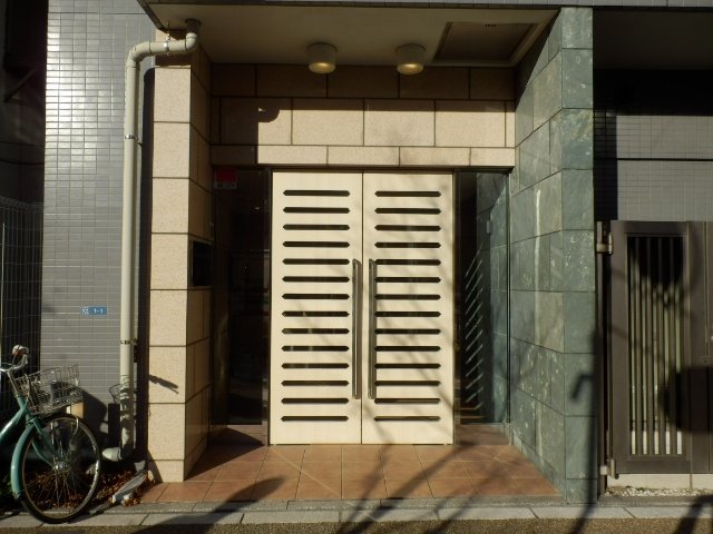 16/17 エントランス