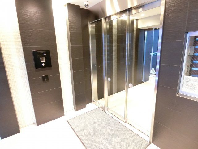 23/23 エントランス