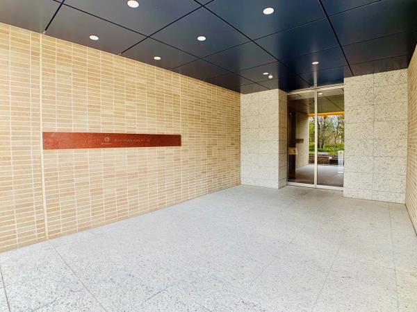 22/28 エントランス