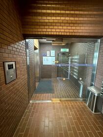 16/16 エントランス