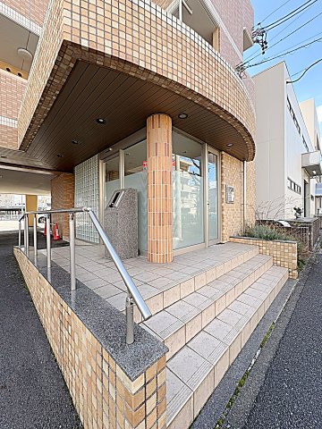 27/28 エントランス