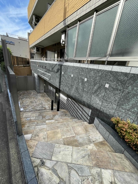 27/29 エントランス