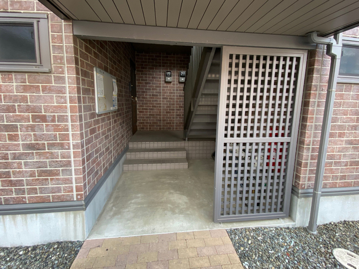 16/23 エントランス